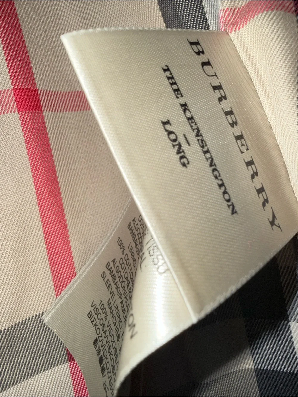 Burberry Beige and Black Nova Check Label Close-Up with Gold Chain Detail - Picture 15 of 16
